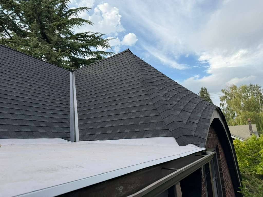 Flat roof membrane and adjoining shingle valley